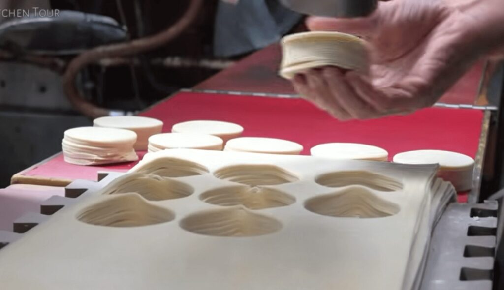 餃子の皮の製造シーン