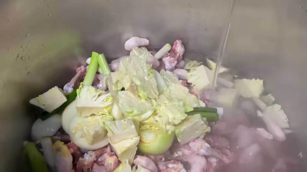 鶏ガラスープ製造シーン